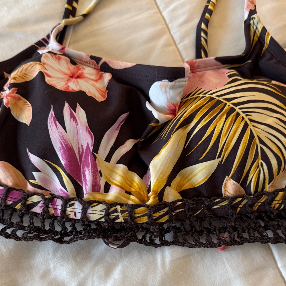 Xhilaration Floral Bikini Top with Crochet Detail Size D/DD - Picture 5 of 6